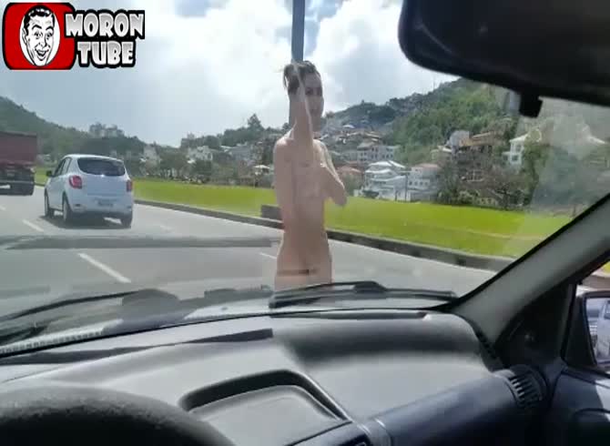Video :She attempts to flee after being caught cheating on her spouse by boarding a stranger's vehicle!